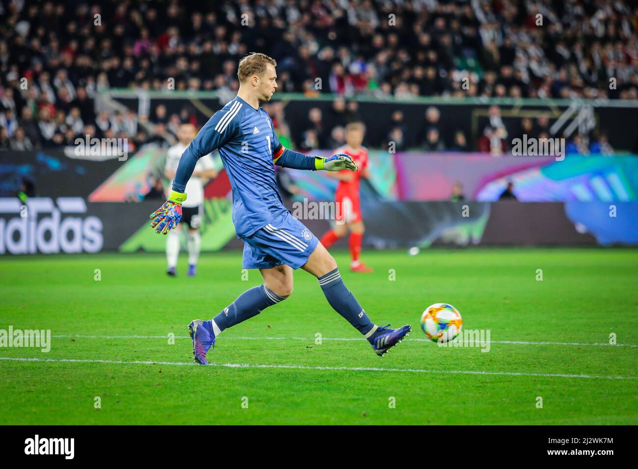 Wolfsburg, 20. März 2019: Der deutsche Torwart Manuel Neuer schießt den Ball während des internationalen Freundschaftsspiels zwischen Deutschland und Serbien Stockfoto