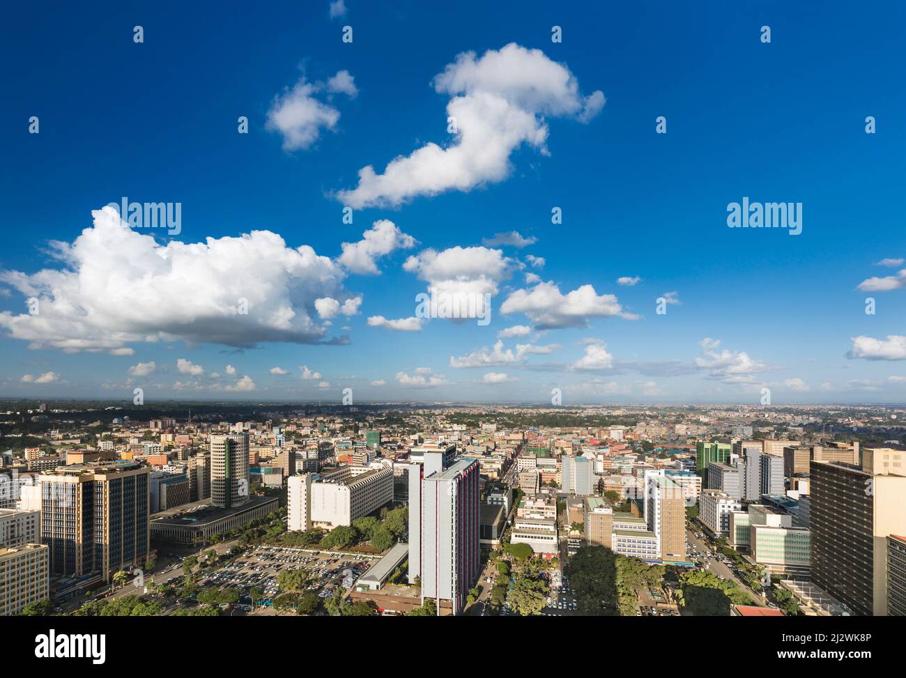 Blick über das zentrale Geschäftsviertel von Nairobi, Kenia im Osten mit tiefblauem Himmel. Stockfoto