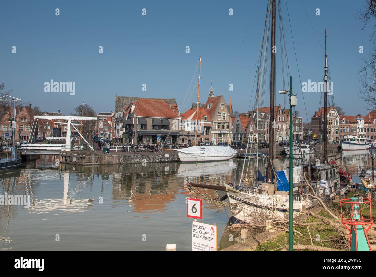 Hoorn, Niederlande, März 2022. Der Hafen von Hoorn mit den alten Booten und historischen Fassaden. Hochwertige Fotos Stockfoto