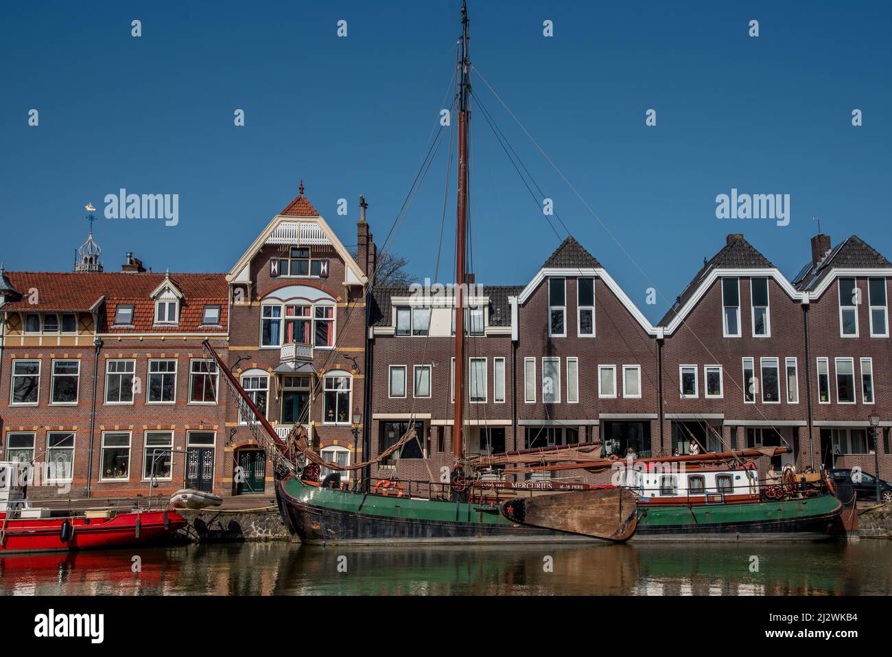 Hoorn, Niederlande, März 2022. Der Hafen von Hoorn mit den alten Booten und historischen Fassaden. Hochwertige Fotos Stockfoto