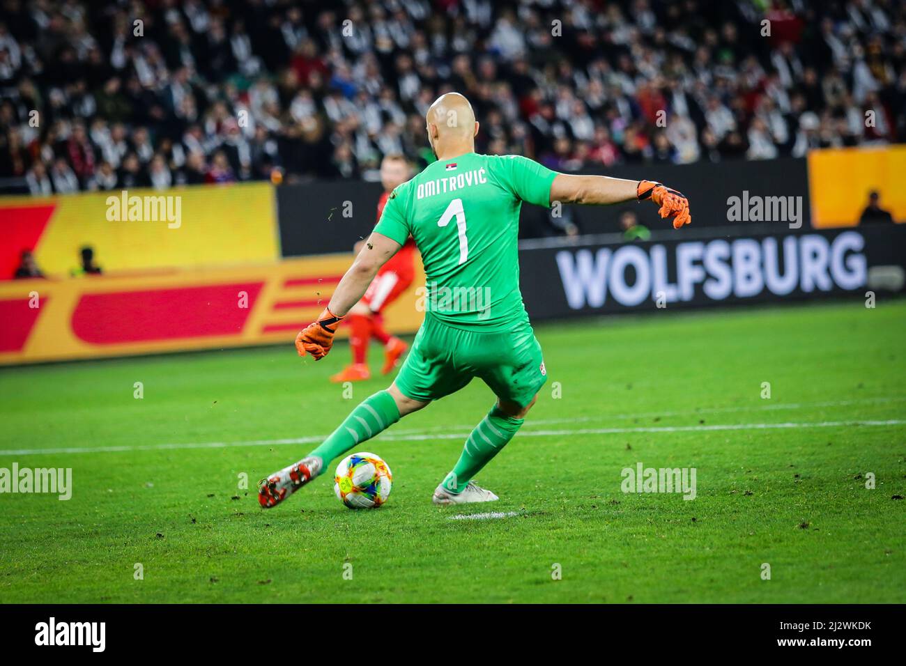 Wolfsburg, 20. März 2019: Der serbische Nationalmannschaftstor Marko Dmitrovic schießt den Ball während des internationalen Freundschaftsspiels Stockfoto