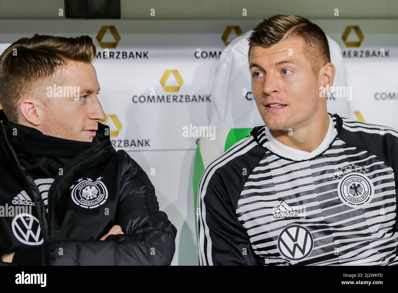 Wolfsburg, 20. März 2019: Toni Kroos und Marco Reus sitzen während des internationalen Fußballspiels Deutschland gegen Serbien auf der Bank Stockfoto