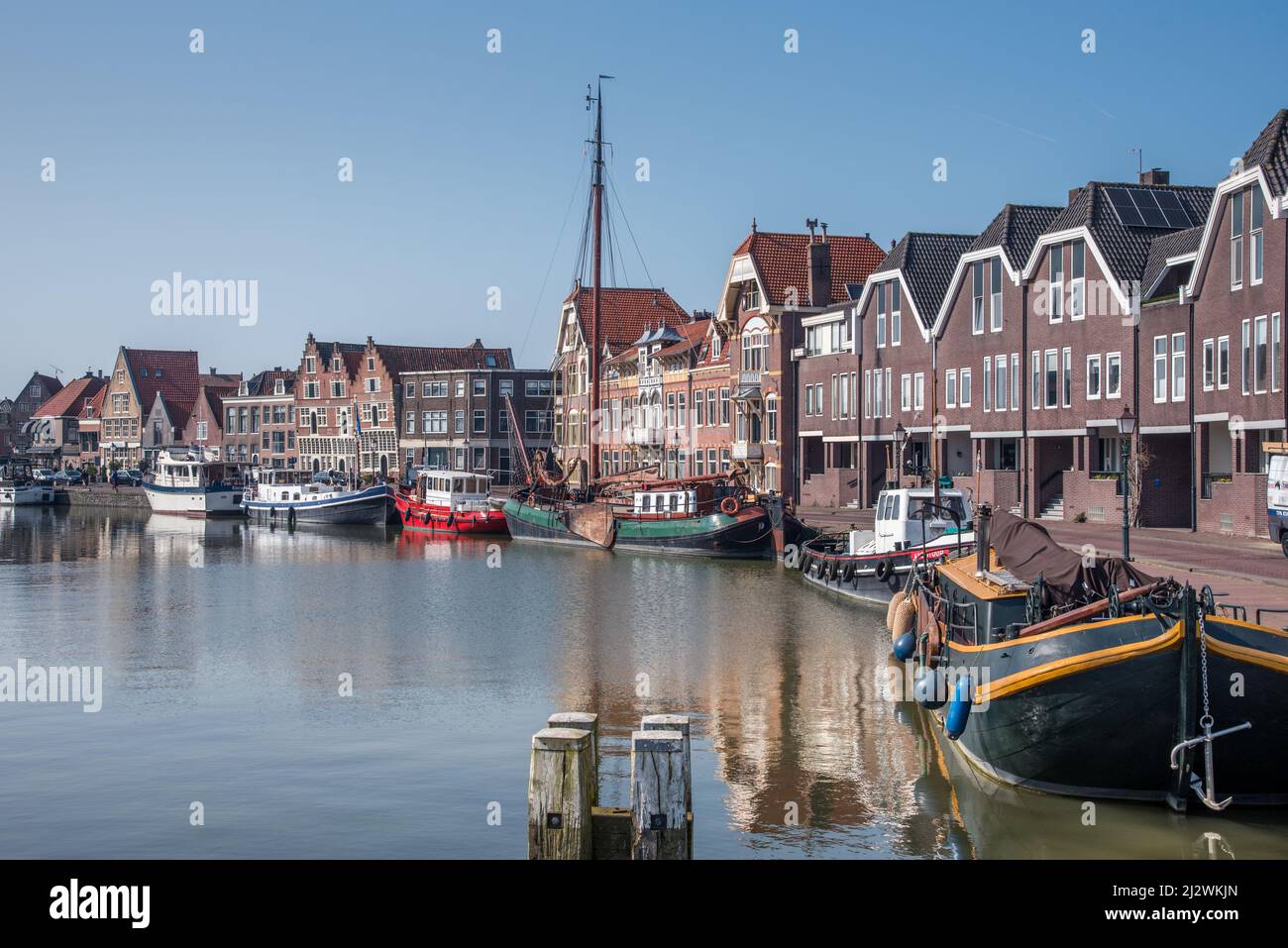 Hoorn, Niederlande, März 2022. Der Hafen von Hoorn mit den alten Booten und historischen Fassaden. Hochwertige Fotos Stockfoto