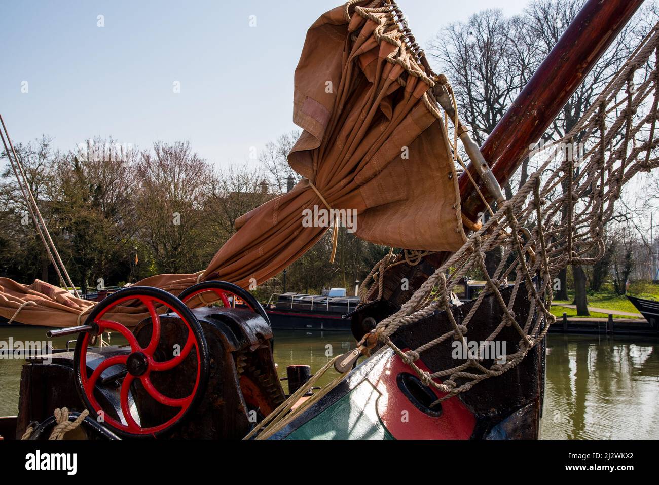 Hoorn, Niederlande, März 2022. Der Hafen von Hoorn mit den alten Booten und historischen Fassaden. Hochwertige Fotos Stockfoto