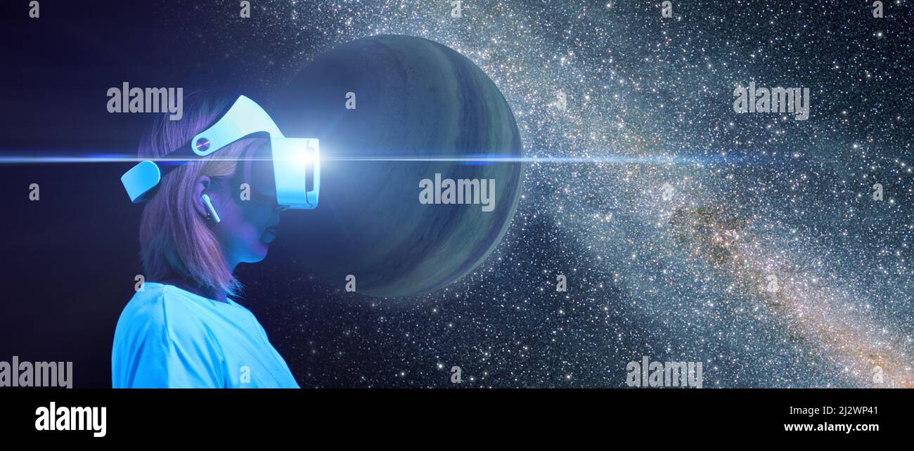 Frau verwendet ein Virtual-Reality-Headset. Elemente dieses Bildes, die von der NASA eingerichtet wurden. Konzept der virtuellen, erweiterten und erweiterten Realität, Zukunftstechnologie Stockfoto