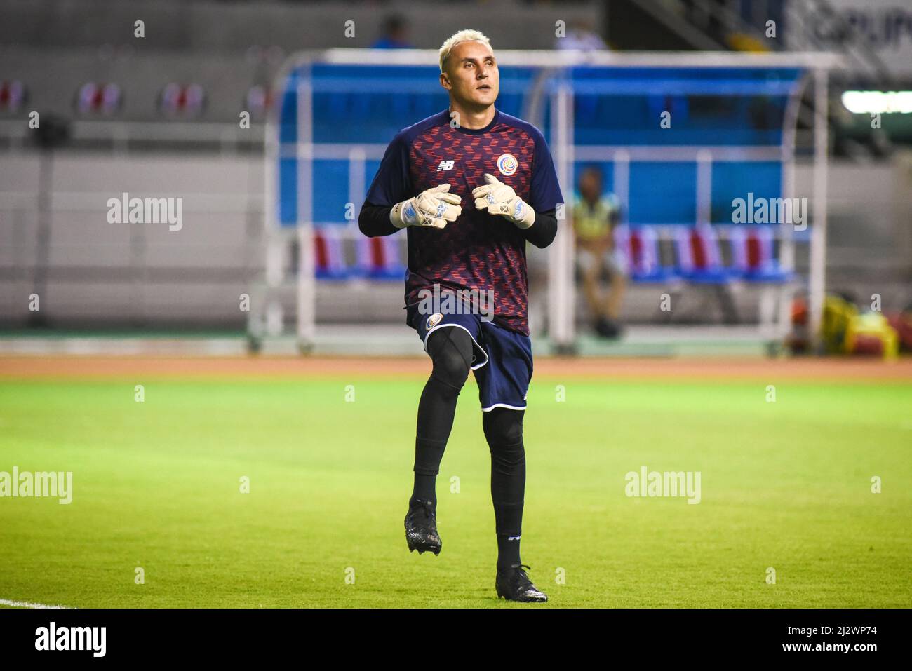 SAN JOSE, Costa Rica: Keylor Navas, costaricanischer Torwart, wärmte sich vor dem Costa Rica-Sieg über die USA 2-0 in der CONCACAF FIFA World Cup Qualif ein Stockfoto