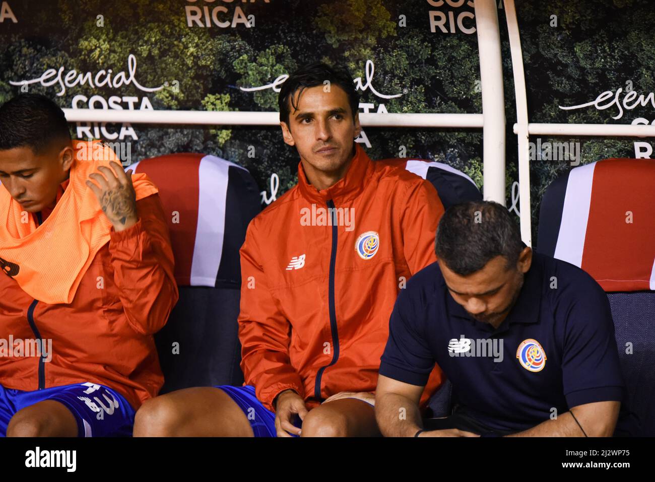 SAN JOSE, Costa Rica: Bryan Ruiz, costaricanischer Mittelfeldspieler, in einer Ersatzbank vor dem Sieg Costa Ricas über die USA in der CONCACAF FIFA World Cu 2-0 Stockfoto