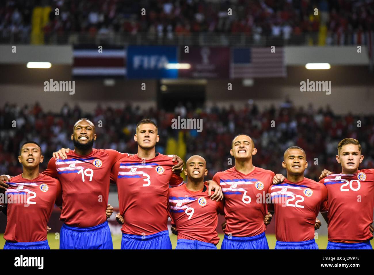 SAN JOSE, Costa Rica: Die Mannschaft von Costa Rica singt die Nationalhymne vor dem Sieg von Costa Rica über die USA 2-0 in den CONCACAF FIFA World Cup Qualifiers Stockfoto