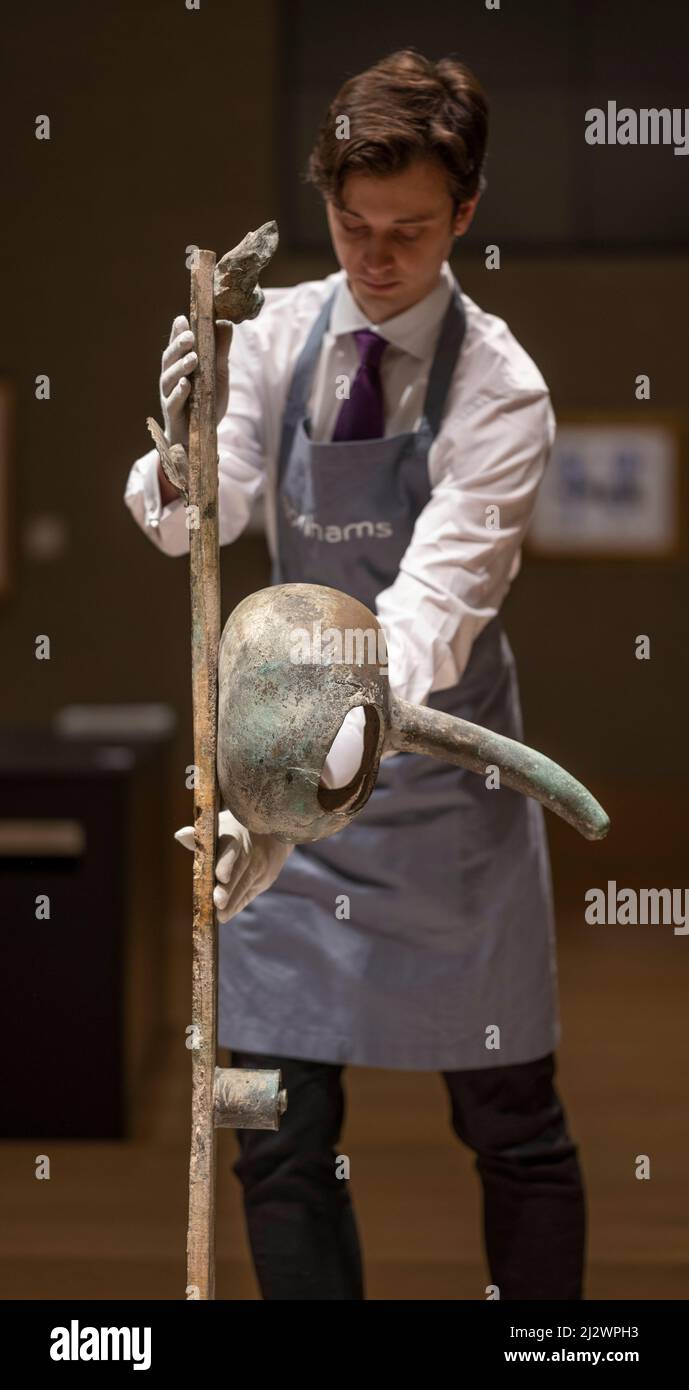 Bonhams, London, Großbritannien. 4. April 2022. Der Verkauf von Impressionisten und moderner Kunst findet am 7. April in der Bonhams New Bond Street statt. Zu den Highlights gehören: Joan Miró, (1893-1983), Tête et oiseau. Schätzung: £300.000 - £500.000. Quelle: Malcolm Park/Alamy Live News. Stockfoto