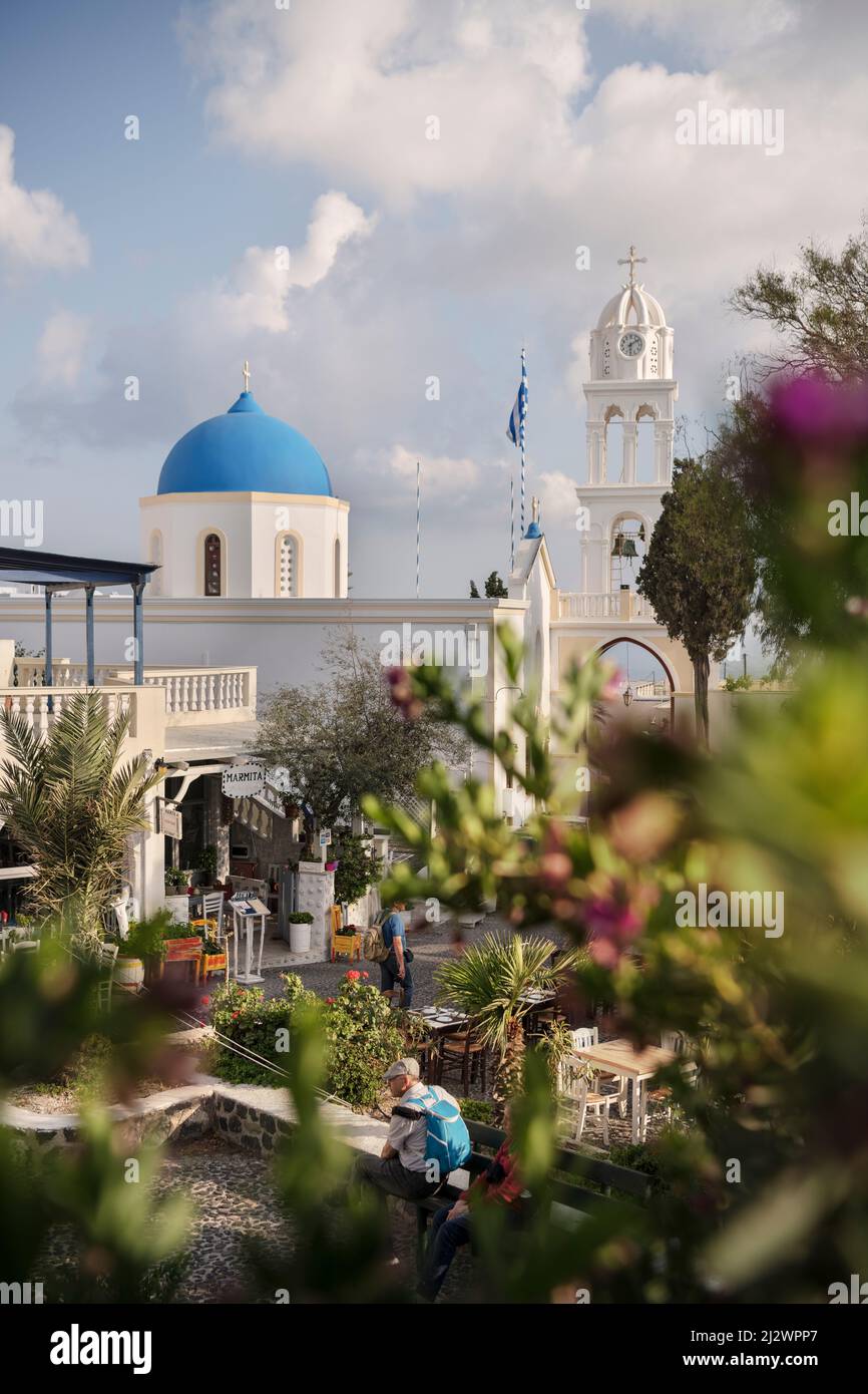 Blaue Kuppel der griechisch-orthodoxen Kirche im Dorf Megalochiri, Santorini, Santorini, Kykladen, Ägäis, Mittelmeer, Griechenland, Europa Stockfoto