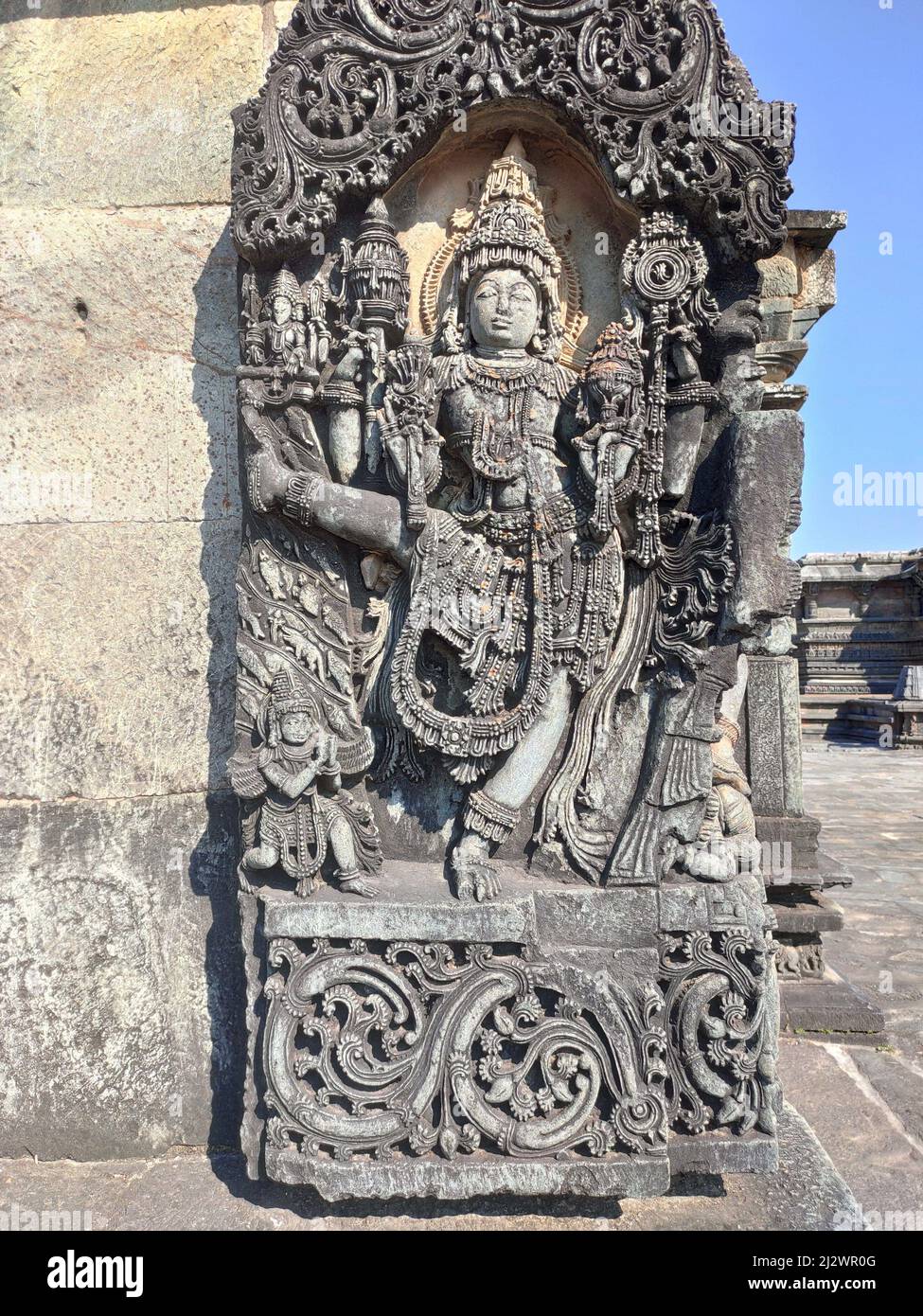 Vamana (Vishnus Avtar)-Statue auf kunstvoller Wandtafel im Chennakesava-Tempelkomplex, Belur, Karnataka, Indien Stockfoto