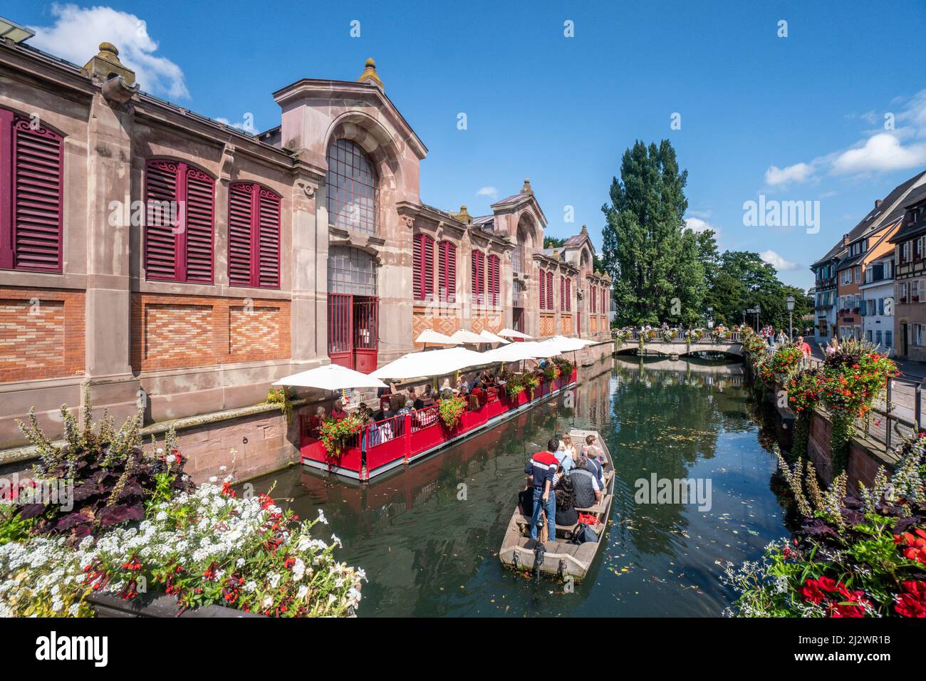 Markthalle in Little Venice, Holzboot mit Touristen, Kanal, Colmar, Elsass, Frankreich, Europa Stockfoto