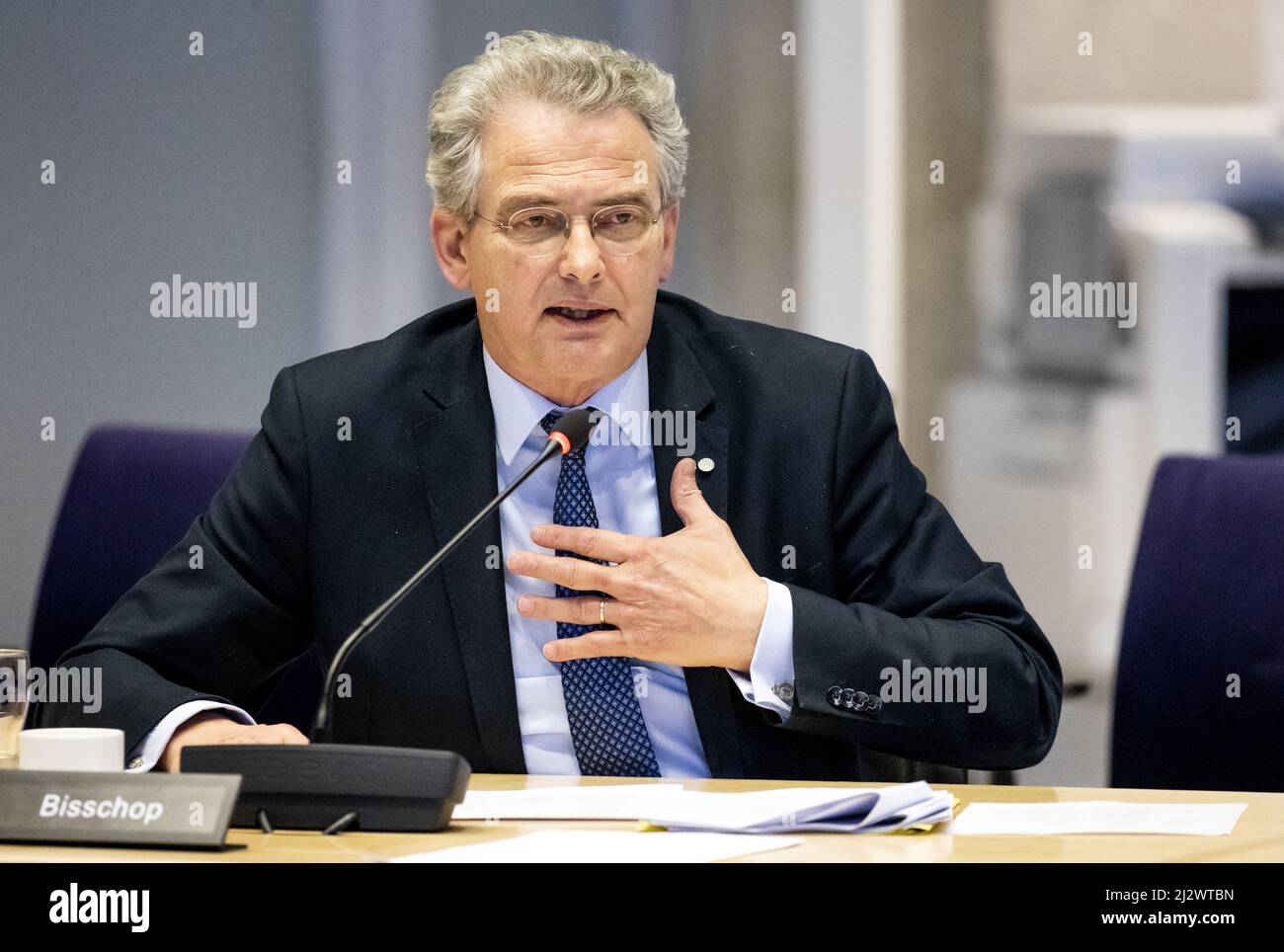 2022-04-04 11:39:54 DEN HAAG - Roelof Bisschop (SGP) während einer Konsultation im Repräsentantenhaus über die Wiedereinführung des Grundstipendiums aus dem akademischen Jahr 2023-2024. Auch für Studenten, die in den letzten Jahren ausleihen mussten, weil es kein Grundstipendium mehr gab, wird eine Vergütung diskutiert. Dafür stellt das Kabinett rund eine Milliarde Euro zur Verfügung. ANP SEM VAN DER WAL niederlande Out - belgien Out Stockfoto