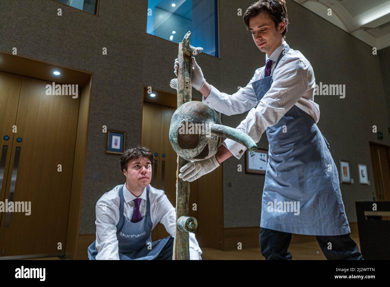 LONDON, GROSSBRITANNIEN. 4 April, 2022 . JOAN Miró (1893-1983) Tête et oiseau Schätzung: £300.000 - £500.000 in der Vorschau auf Bonhams Impressionist & Modern Art Sale. Der Verkauf findet am 7. April in der Bonhams New Bond Street statt. Kredit: amer ghazzal/Alamy Live Nachrichten Stockfoto