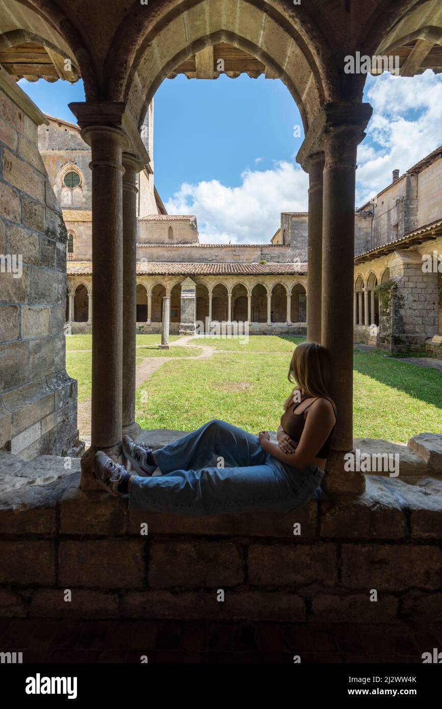 Junge Menschen im Kloster Cordeliers in der Weinstadt Saint Emilion, UNESCO-Weltkulturerbe, Frankreich Stockfoto