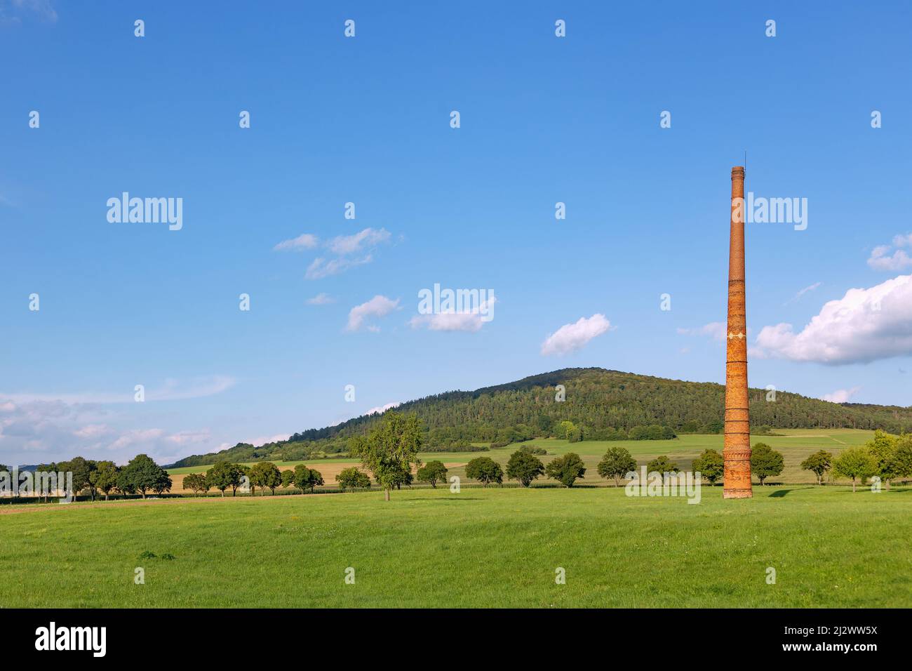 Geisa, Schornstein in der Landschaft, Reste der alten Ziegelfabrik Stockfoto