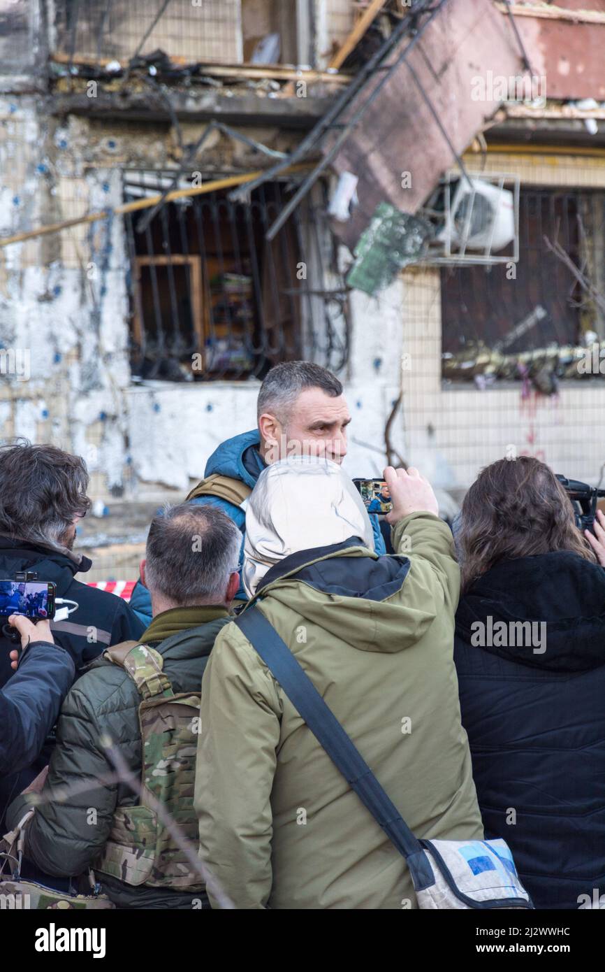 Kiew, Ukraine - 14. März 2022: Zerstörung eines Wohnhauses in Kiew, Ukraine. Vitali Klitschko, der Bürgermeister des belagerten Kiew, gibt ein Intervie Stockfoto