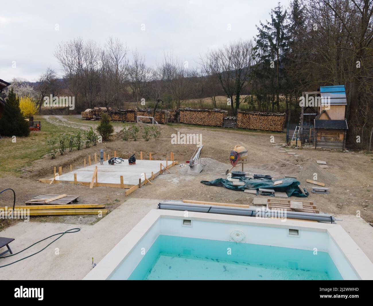 Drohnenaufnahme der Poolbaustelle mit Betonunterlage für Wärmepumpe und  Poolhaus im Garten in österreich Stockfotografie - Alamy