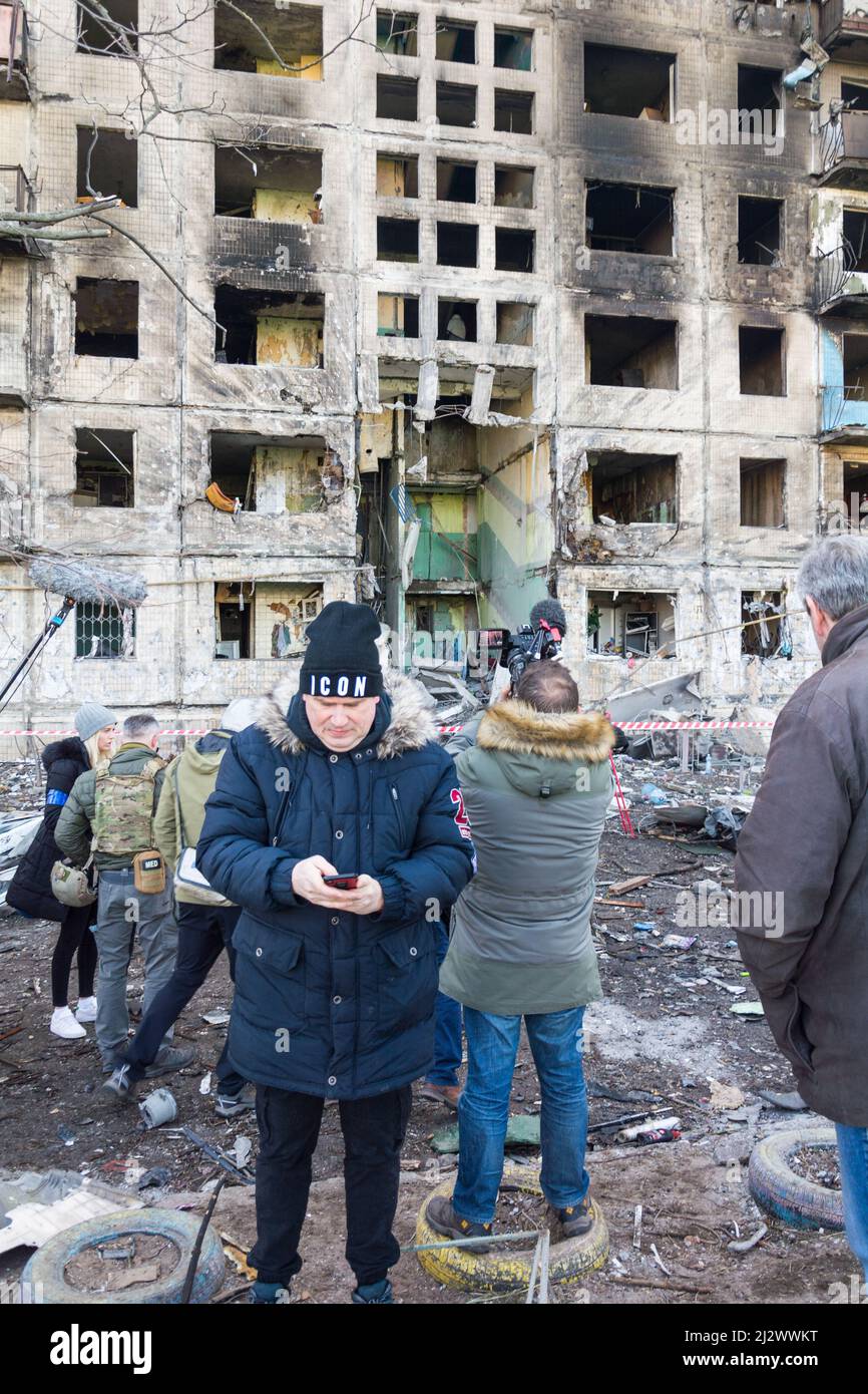 Kiew, Ukraine - 14. März 2022: Zerstörung eines Wohnhauses in Kiew, Ukraine. Das Ergebnis des Krieges zwischen Russland und der Ukraine Stockfoto
