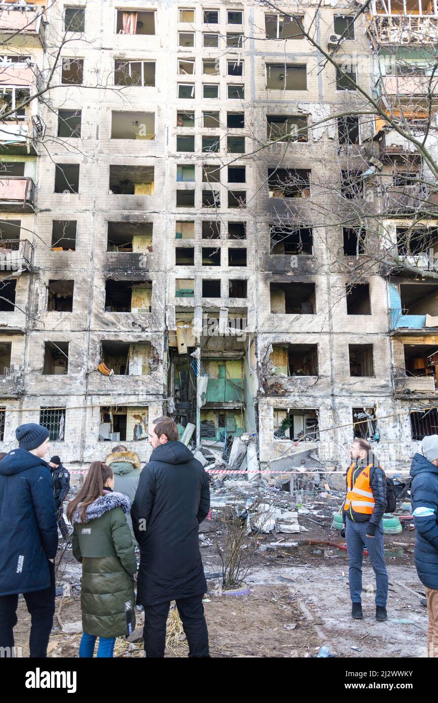 Kiew, Ukraine - 14. März 2022: Zerstörung eines Wohnhauses in Kiew, Ukraine. Das Ergebnis des Krieges zwischen Russland und der Ukraine Stockfoto