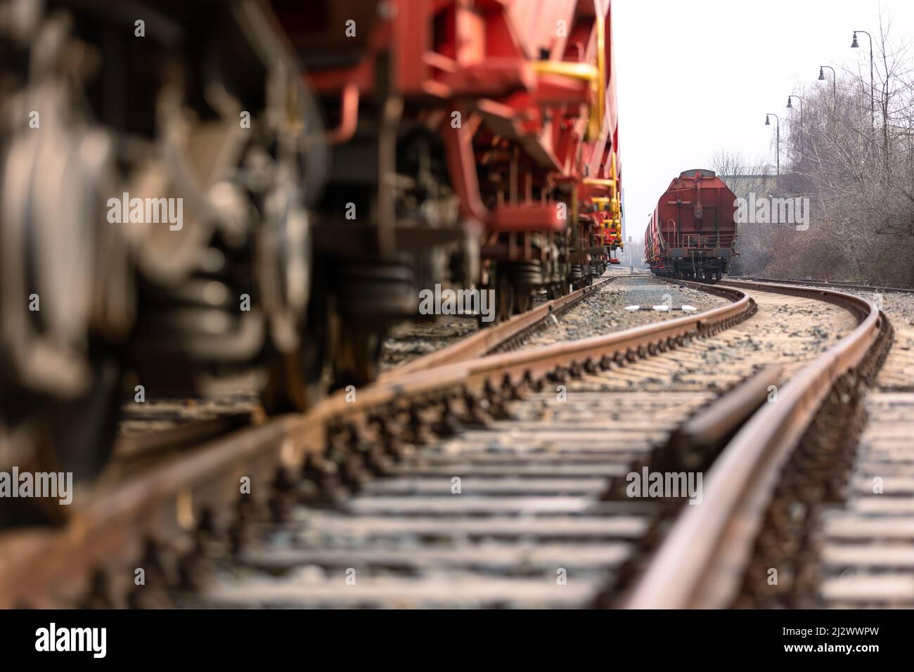Eisenbahnwaggons mit Frachtcontainern für Reedereien. Verteilung und Güterverkehr mit einem Eisenbahn-, Transportkonzept Stockfoto