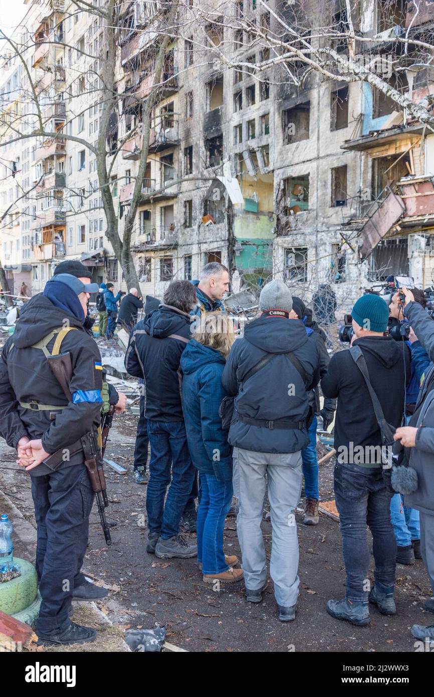 Kiew, Ukraine - 14. März 2022: Zerstörung eines Wohnhauses in Kiew, Ukraine. Vitali Klitschko, der Bürgermeister des belagerten Kiew, gibt ein Intervie Stockfoto