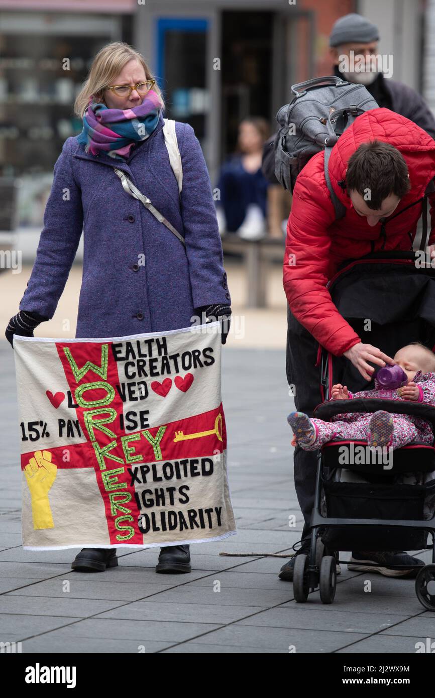 Bristol, Großbritannien. 2.. April 2022. Demonstranten gehen in Bristol auf die Straße, um im Rahmen einer nationalen Kampagne gegen die Lebenshaltungskrise zu demonstrieren Stockfoto