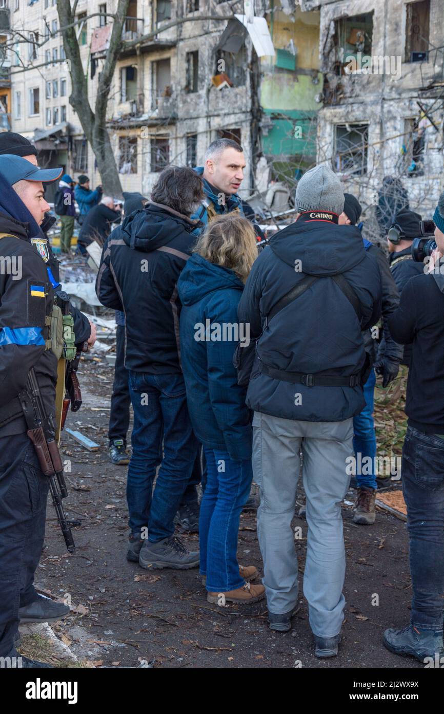 Kiew, Ukraine - 14. März 2022: Zerstörung eines Wohnhauses in Kiew, Ukraine. Vitali Klitschko, der Bürgermeister des belagerten Kiew, gibt ein Intervie Stockfoto