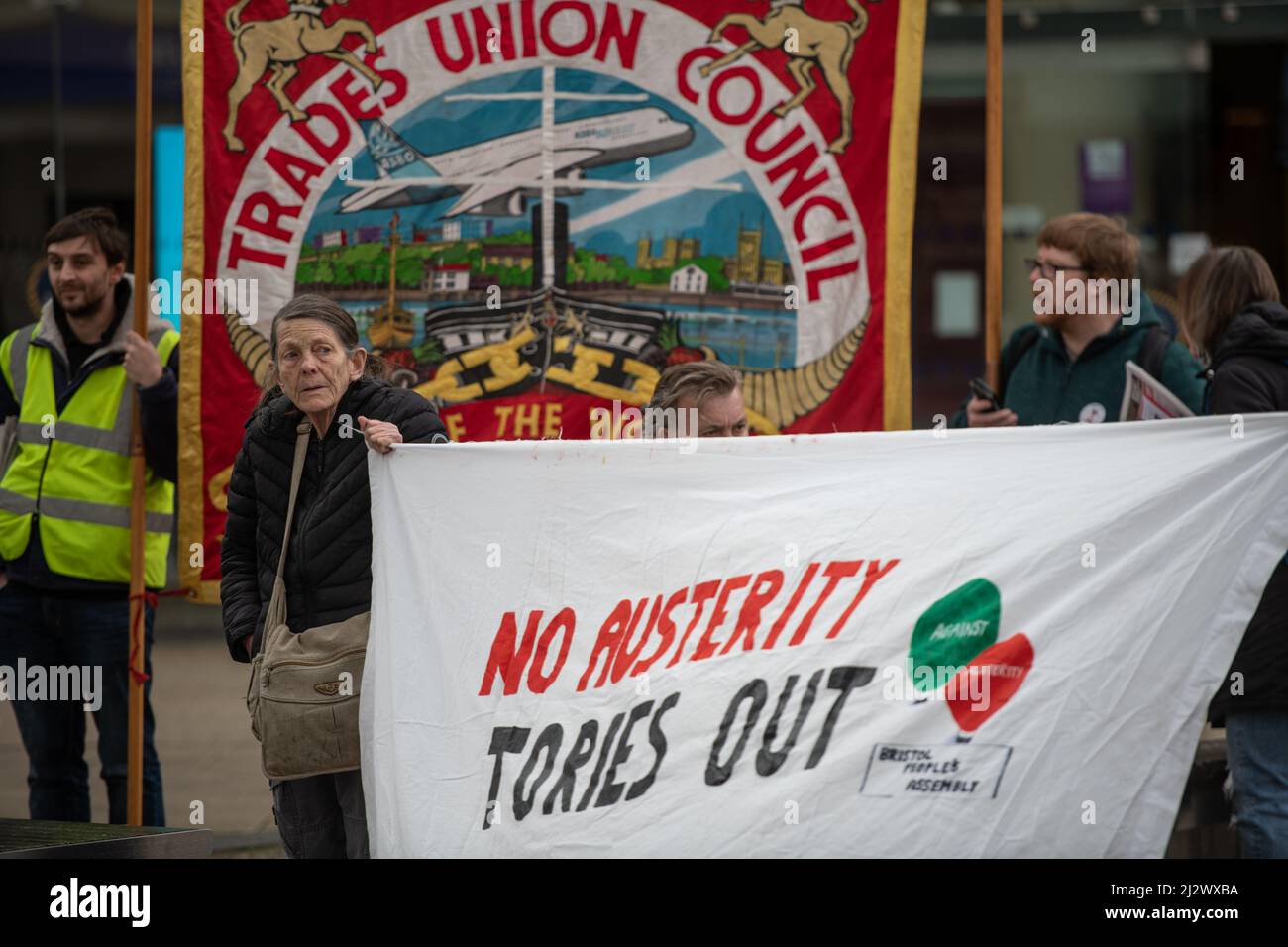 Bristol, Großbritannien. 2.. April 2022. Demonstranten gehen in Bristol auf die Straße, um im Rahmen einer nationalen Kampagne gegen die Lebenshaltungskrise zu demonstrieren Stockfoto