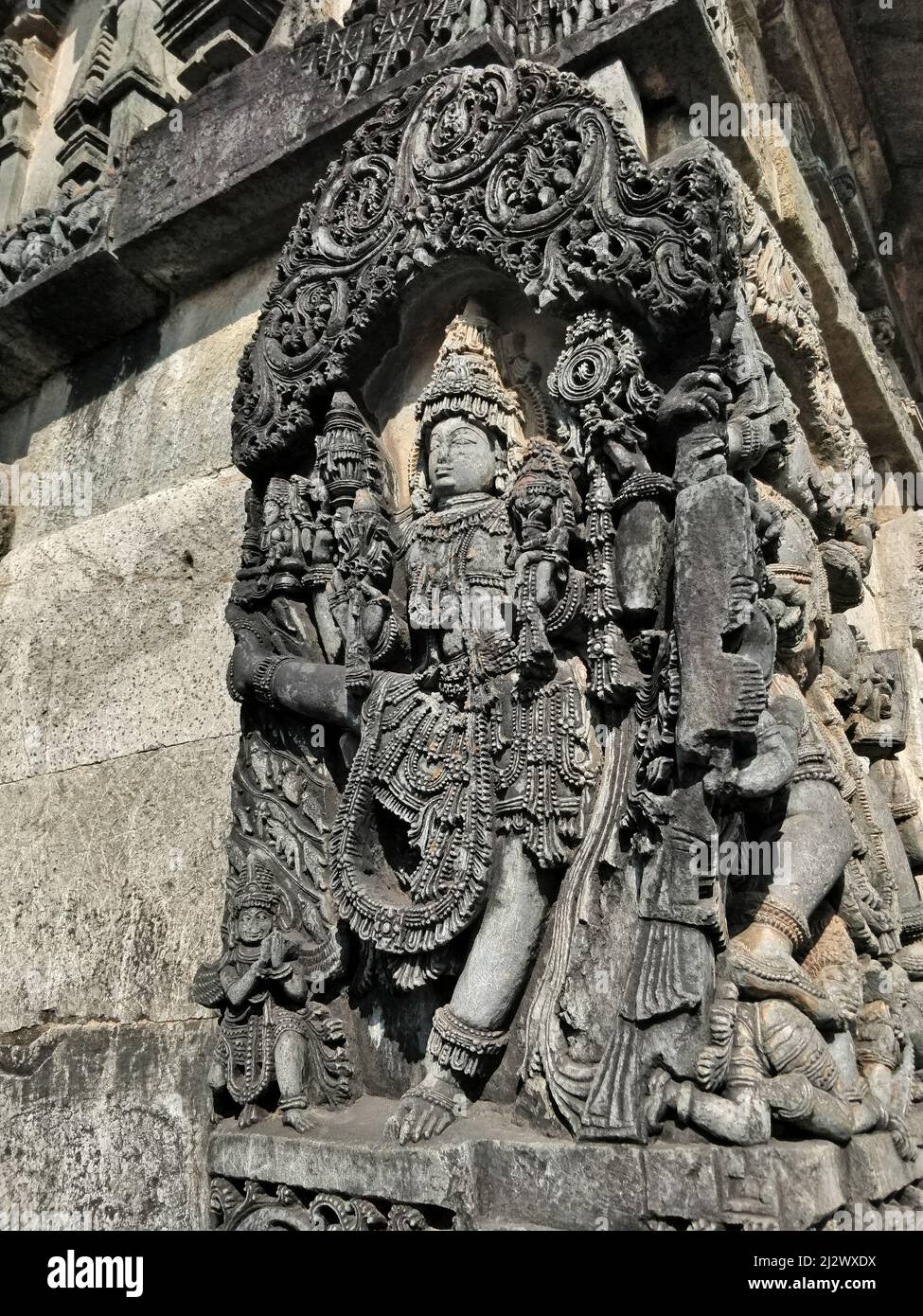 Vamana (Vishnus Avtar)-Statue auf kunstvoller Wandtafel im Chennakesava-Tempelkomplex, Belur, Karnataka, Indien. Rechter Schiebewinkel. Stockfoto