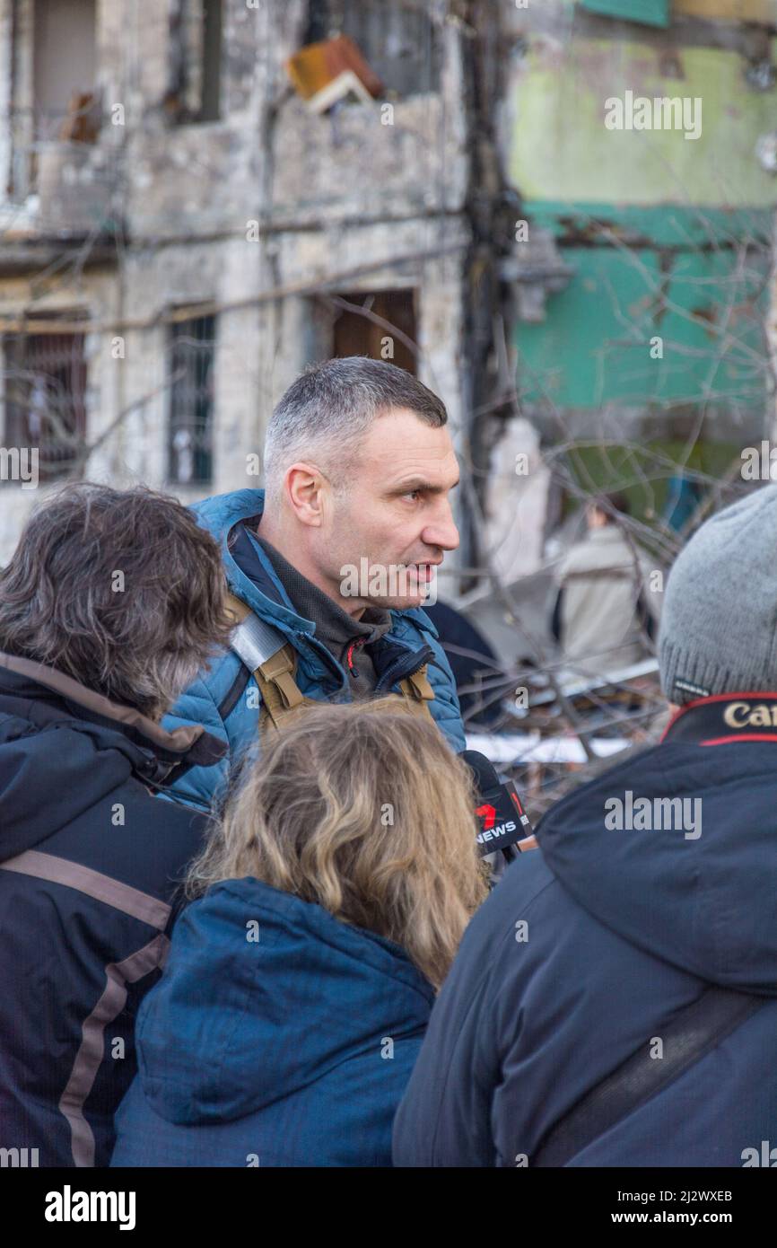 Kiew, Ukraine - 14. März 2022: Zerstörung eines Wohnhauses in Kiew, Ukraine. Vitali Klitschko, der Bürgermeister des belagerten Kiew, gibt ein Intervie Stockfoto