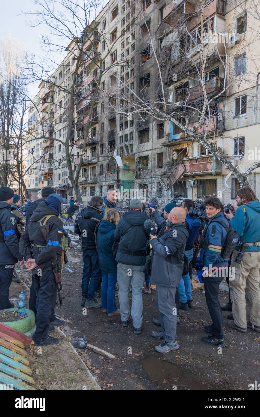 Kiew, Ukraine - 14. März 2022: Zerstörung eines Wohnhauses in Kiew, Ukraine. Vitali Klitschko, der Bürgermeister des belagerten Kiew, gibt ein Intervie Stockfoto