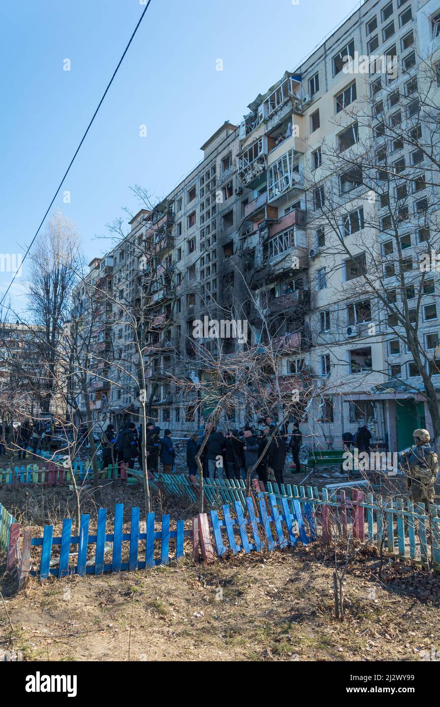 Kiew, Ukraine - 14. März 2022: Zerstörung eines Wohnhauses in Kiew, Ukraine. Das Ergebnis des Krieges zwischen Russland und der Ukraine Stockfoto