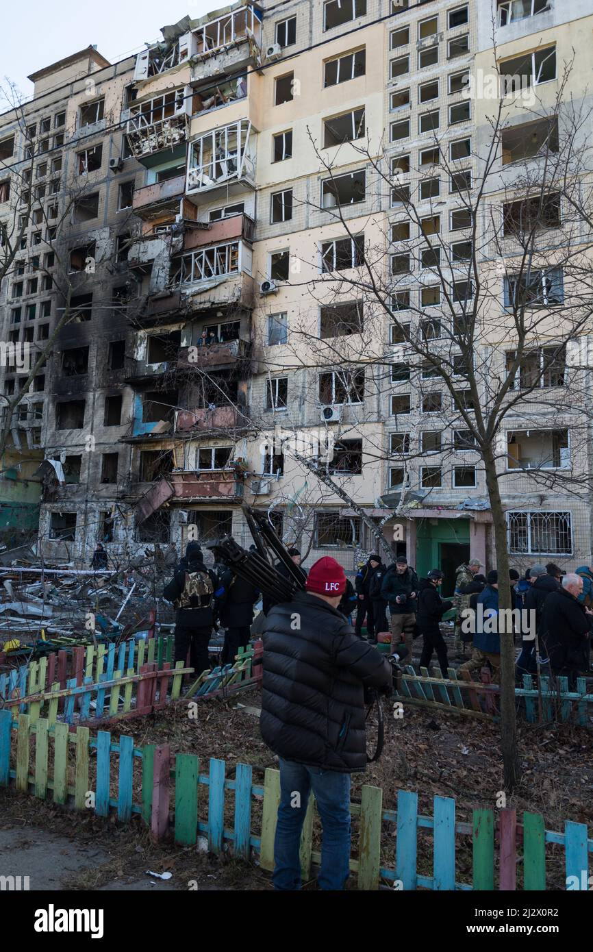 Kiew, Ukraine - 14. März 2022: Zerstörung eines Wohnhauses in Kiew, Ukraine. Das Ergebnis des Krieges zwischen Russland und der Ukraine Stockfoto