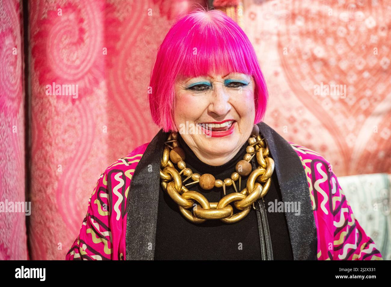 Die wunderbare Designerin Zandra Rhodes in Konvesration, animiert und lächelnd Stockfoto