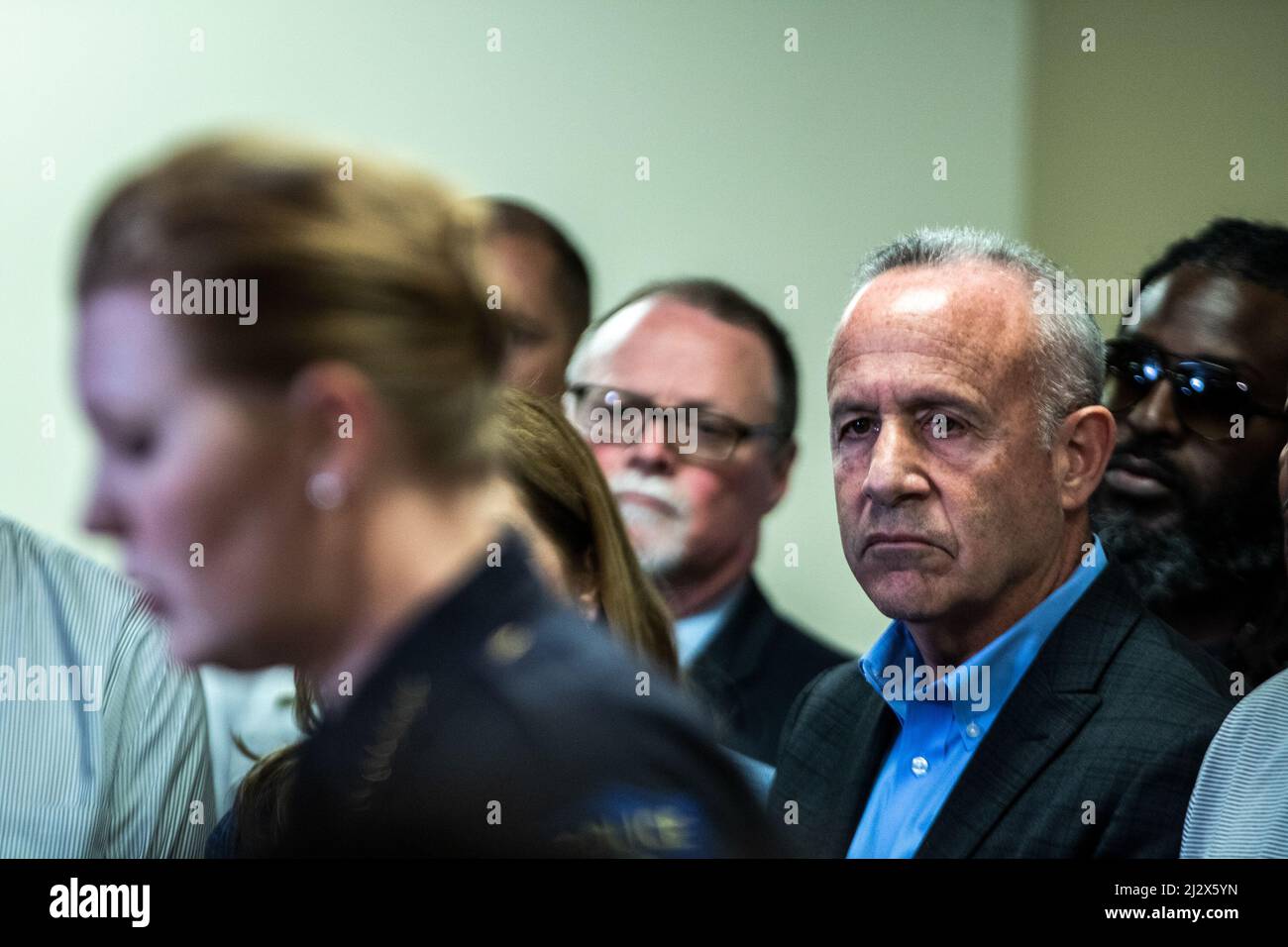 Sacramento, Usa. 03. April 2022. Bürgermeister Darrell Steinberg hört sich die Polizeipräsidentin von Sacramento, Kathy Lester, bei einer Pressekonferenz zu einem Massenschuss am frühen Morgen in der Innenstadt von Kalifornien am Sonntag, dem 3. April 2022, an. Laut Lester wurden mindestens sechs Menschen getötet und 12 verletzt. (Foto von Rahul Lal/Sipa USA) Quelle: SIPA USA/Alamy Live News Stockfoto