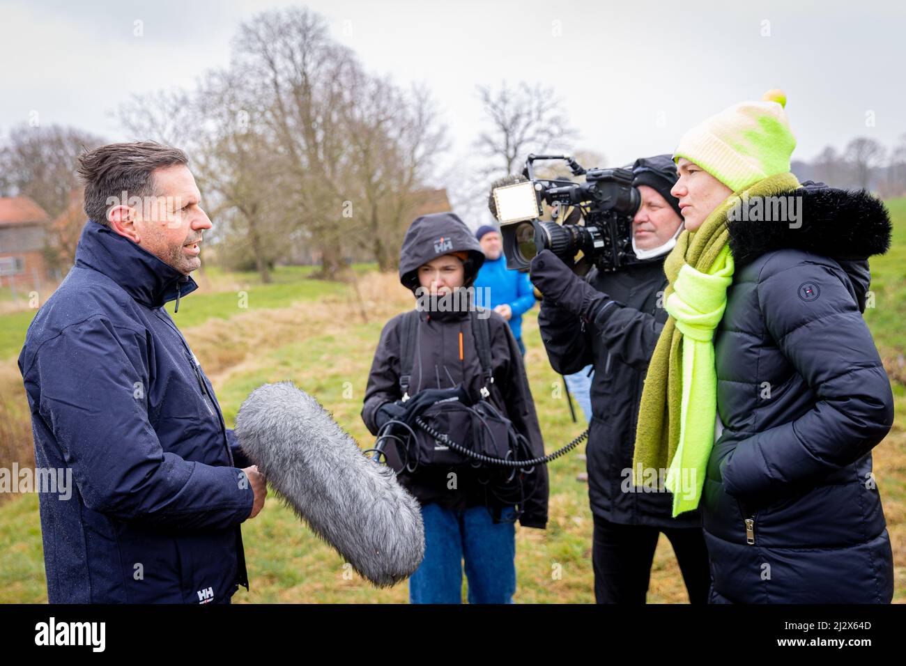 Warpe, Deutschland. 04. April 2022. Olaf Lies (SPD, l), Umweltminister von Niedersachsen, gibt einem Fernsehteam ein Interview während der Präsentation der zentralen Aspekte des Landschaftsprogramms im Landkreis Nienburg/Weser. Quelle: Moritz Frankenberg/dpa/Alamy Live News Stockfoto