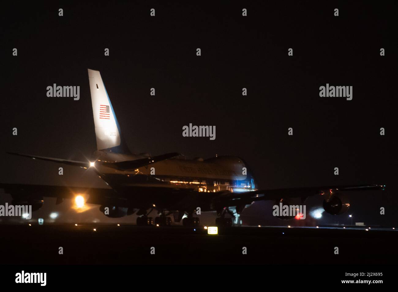 RAF Mildenhall, Suffolk, Großbritannien. 26.. März 2022. Die Air Force One, die den US-Präsidenten Joe Biden trägt, hebt von der RAF Mildenhall in Suffolk ab. Stockfoto