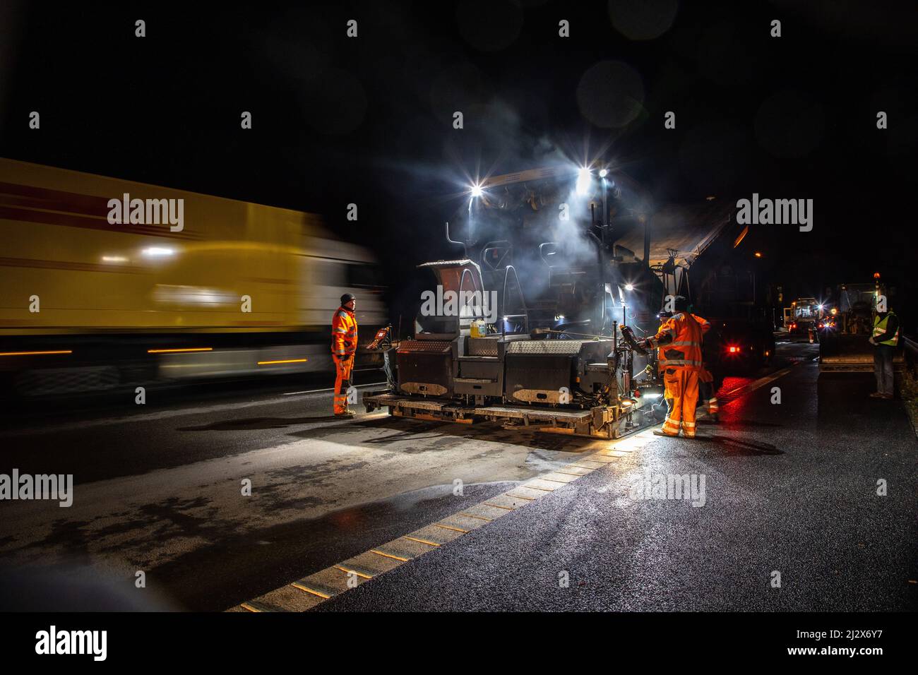 Nachtbaustelle A2, Hannover, Express-Sanierung, Bauarbeiter bei Straßenumbau, Brunnentbau, Deutsche Autobahn, Stockfoto