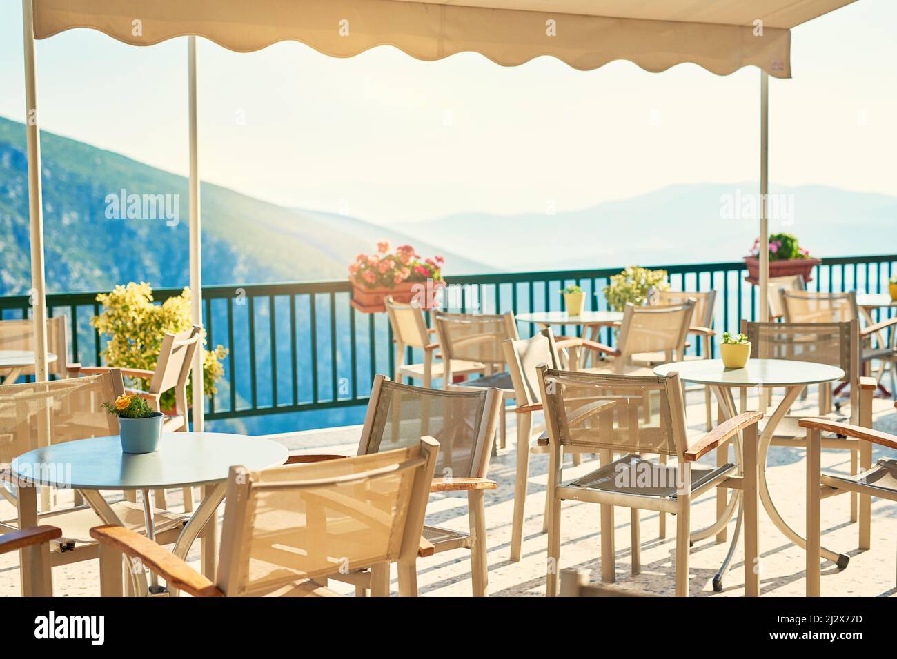Beginnen Sie den Tag mit einem Blick auf diese Ansicht. Tagsüber wurde eine wunderschöne Landschaft von einem Balkon im mittelmeer aufgenommen. Stockfoto