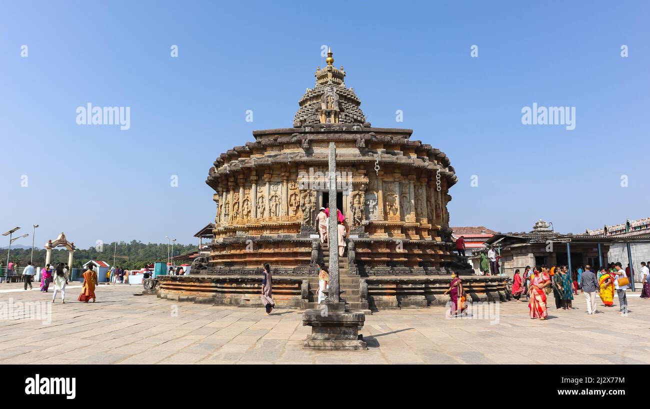 INDIEN, KARNATAKA, SRINGERI, Februar 2022, Anhänger im Vidyashankara-Tempel, Reich mit geformtem Sockel, sechs Türöffnungen und zwölf Säulen rund um die Stockfoto