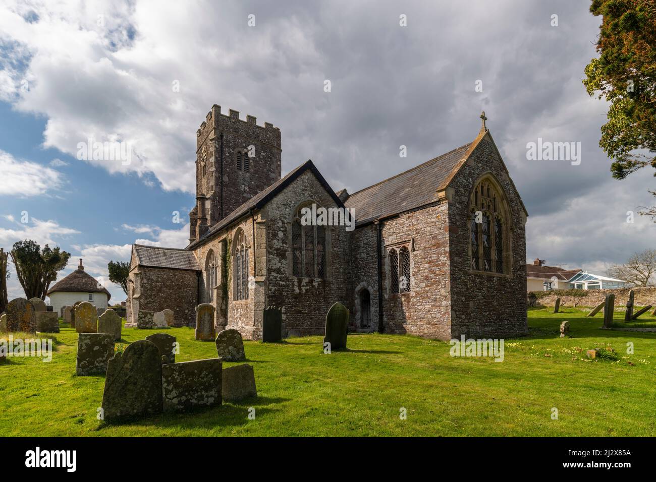 St. Matthew's Church im Dorf Coldridge, vermutlich Ruhestätte von König Edward V., Coldridge, Devon, England. Frühling (April) 2022 Stockfoto