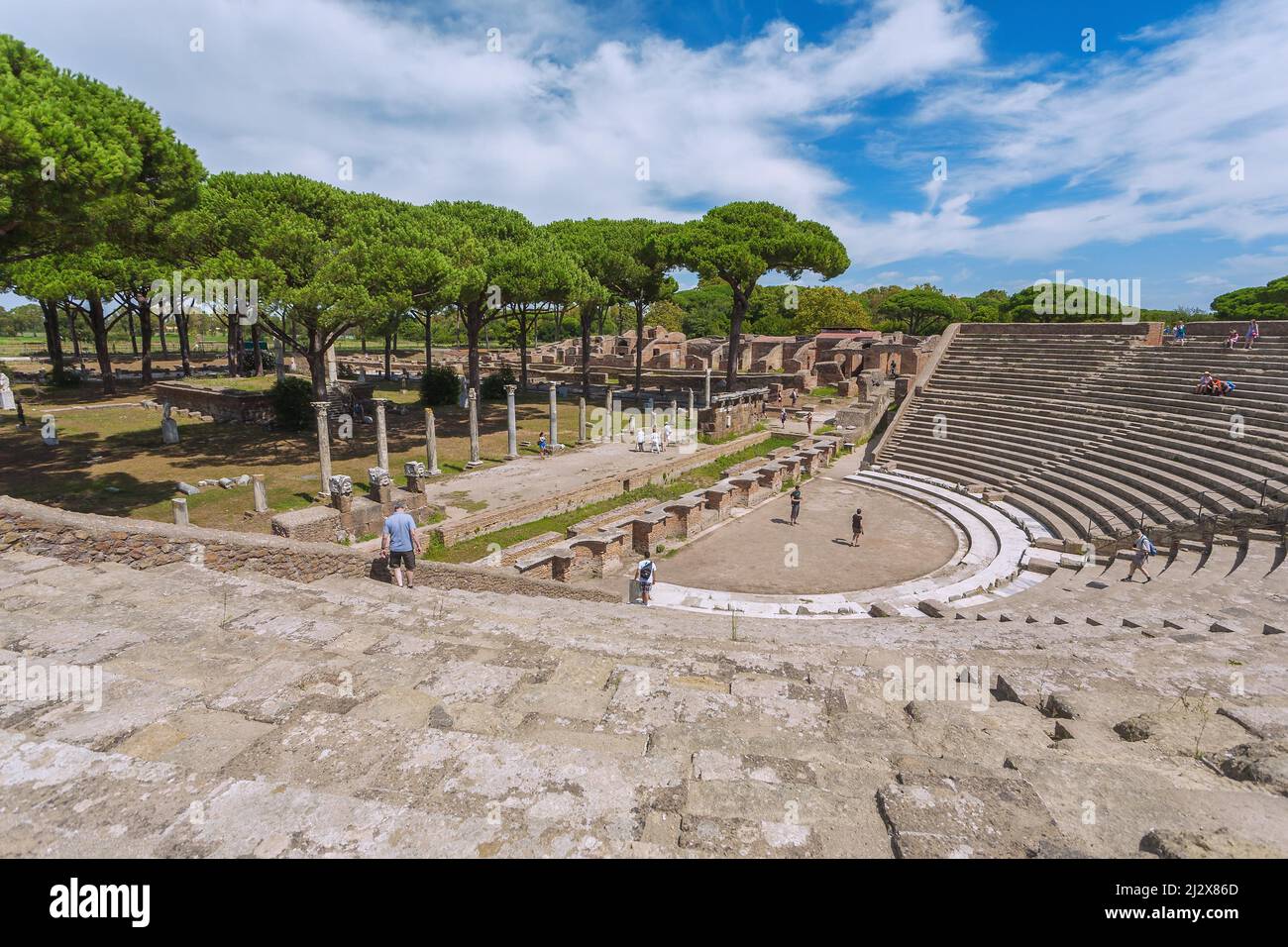 Rom, Ostia Antica, Anfiteatro mit Blick auf den Foro delle Corporazioni Stockfoto