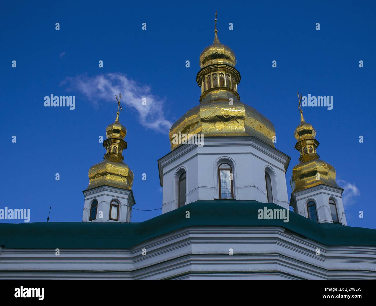 Eine Nahaufnahme des Kiewer Pechersk Lavra-Klosters vor blauem Himmel in Kiew, Ukraine Stockfoto