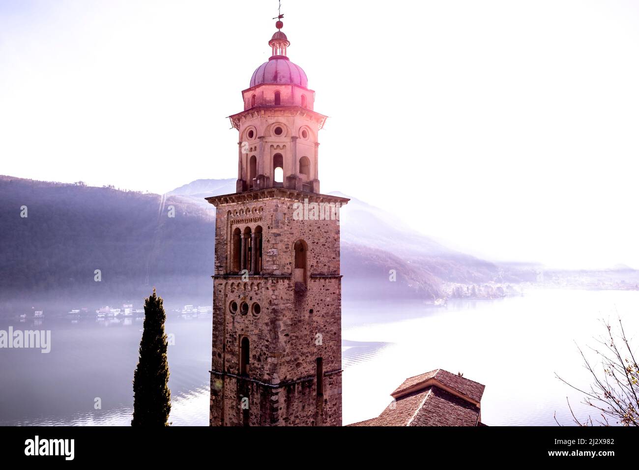 Kirchturm Santa Maria del Sasso mit Sonnenlicht und Berg am Luganersee in Morcote, Tessin in der Schweiz. Stockfoto