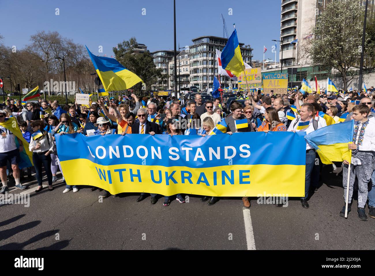 Sadiq Khan, der Bürgermeister von London, schließt sich dem ukrainischen Volk in London für den Protestmarsch der Ukraine, Park Lane zum Leicester Square, London, Großbritannien, an Stockfoto