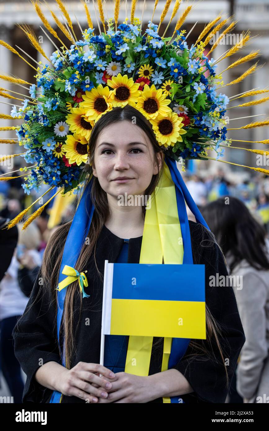 Sadiq Khan, der Bürgermeister von London, schließt sich dem ukrainischen Volk in London für den Protestmarsch der Ukraine, Park Lane zum Leicester Square, London, Großbritannien, an Stockfoto