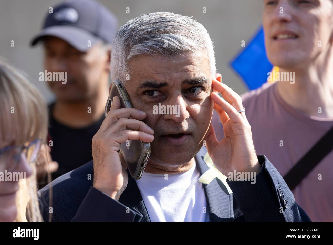 Sadiq Khan, der Bürgermeister von London, schließt sich dem ukrainischen Volk in London für den Protestmarsch der Ukraine, Park Lane zum Leicester Square, London, Großbritannien, an Stockfoto