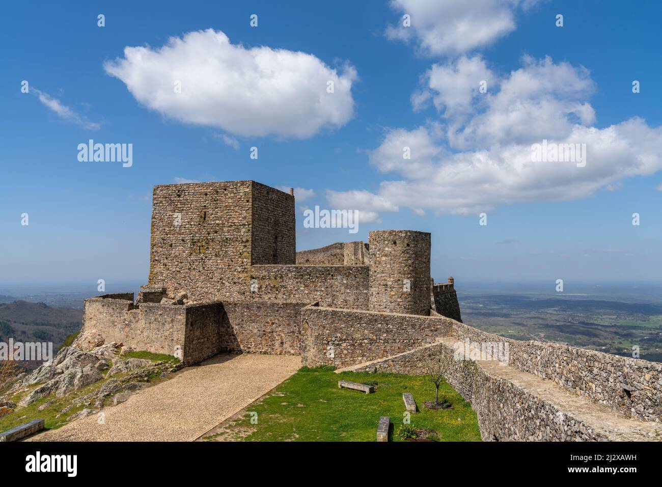 Santa Maria de Marvao, Portugal - 30. März 2022: Vertikal der historischen maurischen Burg aus dem 9.. Jahrhundert in Marvao Stockfoto