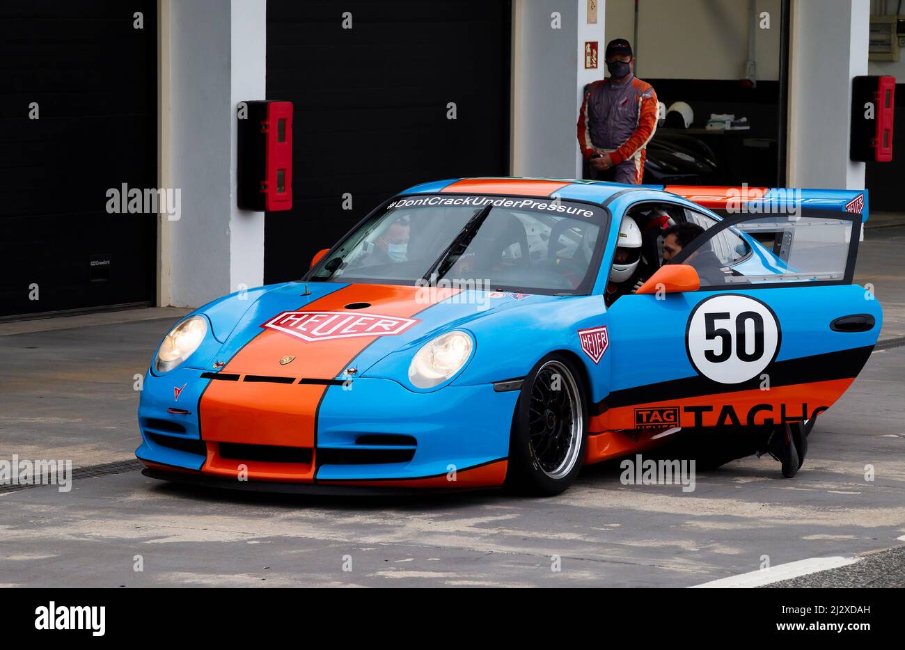 Tag Heuer Porsche 911 GT3 Cup Car in der Pitstop auf der Ascari Rennstrecke Ronda - Circuito Ascari Resort Stockfoto